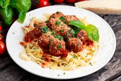 Итальянские спагетти макаронных изделий с фрикадельками в томатном соусе Стоковая Фотография RF Итальянские спагетти макаронных изделий с фрикадельками в томатном соусе Стоковая Фотография RF