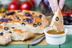 Итальянское focaccia с томатами, черными оливками и базиликом стоковые фотографии rf Итальянское focaccia с томатами, черными оливками и базиликом стоковые фотографии rf
