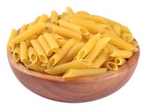 Итальянское penne макаронных изделий в деревянном шаре на белизне Стоковая Фотография Итальянское penne макаронных изделий в деревянном шаре на белизне Стоковая Фотография