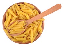 Итальянское penne макаронных изделий в деревянном шаре на белизне Стоковые Изображения RF Итальянское penne макаронных изделий в деревянном шаре на белизне Стоковые Изображения RF