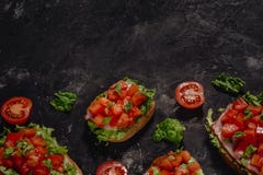 Итальянец Bruschetta с прерванными томатами, соусом моццареллы и листьями салата E стоковое изображение Итальянец Bruschetta с прерванными томатами, соусом моццареллы и листьями салата E стоковое изображение