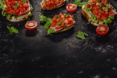 Итальянец Bruschetta с прерванными томатами, соусом моццареллы и листьями салата E стоковое фото rf Итальянец Bruschetta с прерванными томатами, соусом моццареллы и листьями салата E стоковое фото rf