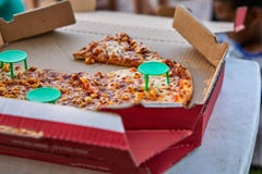 Итальянская пицца с томатным соусом в раскрытой картонной коробке стоковые фото Итальянская пицца с томатным соусом в раскрытой картонной коробке стоковые фото