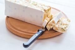 Итальянские torrone или нуга с миндалинами на белом деревянном столе, концом вверх с выбранным фокусом стоковое изображение Итальянские torrone или нуга с миндалинами на белом деревянном столе, концом вверх с выбранным фокусом стоковое изображение