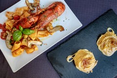 Итальянские макаронные изделия с омаром и спагетти Carbonara, взглядом сверху стоковые изображения rf Итальянские макаронные изделия с омаром и спагетти Carbonara, взглядом сверху стоковые изображения rf