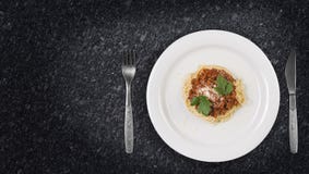 Итальянские макаронные изделия спагетти с говядиной и томатным соусом bolognese Стоковые Фотографии RF Итальянские макаронные изделия спагетти с говядиной и томатным соусом bolognese Стоковые Фотографии RF