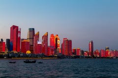 Июль 2018 - Qingdao, Китай - новое lightshow горизонта Qingdao созданное для саммита SCO стоковые фотографии rf Июль 2018 - Qingdao, Китай - новое lightshow горизонта Qingdao созданное для саммита SCO стоковые фотографии rf