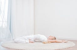 Йога Красивая женщина практикует йогу дома, девушка делая представление Supta Virasanaexercise стоковое фото Йога Красивая женщина практикует йогу дома, девушка делая представление Supta Virasanaexercise стоковое фото