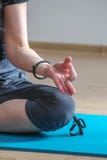 Йога молодой женщины практикуя дома стоковое фото rf Йога молодой женщины практикуя дома стоковое фото rf