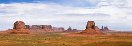 Классицистическая панорама американского запада, долины памятника стоковые изображения rf Классицистическая панорама американского запада, долины памятника стоковые изображения rf