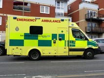 К востоку от машины скорой помощи службы скорой помощи NHS Англии аварийной стоковые фото К востоку от машины скорой помощи службы скорой помощи NHS Англии аварийной стоковые фото