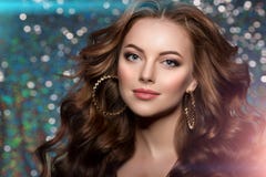 Клуб женщины освещает волосы девушки танцев предпосылки партии длинные Волны стоковые изображения Клуб женщины освещает волосы девушки танцев предпосылки партии длинные Волны стоковые изображения