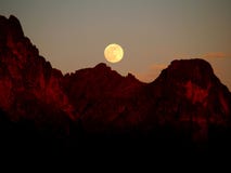 Клубника Supermoon над горами суеверия стоковое фото rf Клубника Supermoon над горами суеверия стоковое фото rf