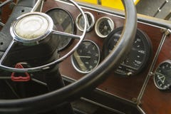 Кабина старого автобуса Винтажная приборная панель Кожаный руль стоковые изображения rf Кабина старого автобуса Винтажная приборная панель Кожаный руль стоковые изображения rf