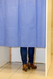Кабины для голосования с женщины стоковые фото Кабины для голосования с женщины стоковые фото