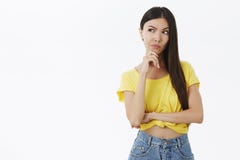 Каверзная и умная творческая молодая стильная женщина в желтой девушке планируя как получить реванш жмурясь подниматься стоковые фото Каверзная и умная творческая молодая стильная женщина в желтой девушке планируя как получить реванш жмурясь подниматься стоковые фото