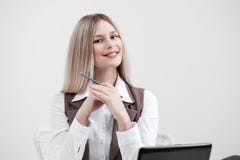 Кавказская девушка сидя на таблице на компьютере в офисе Радуется и усмехается стоковые фото Кавказская девушка сидя на таблице на компьютере в офисе Радуется и усмехается стоковые фото