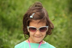 Девушка Preschooler с солнечными очками стоковые изображения Девушка Preschooler с солнечными очками стоковые изображения