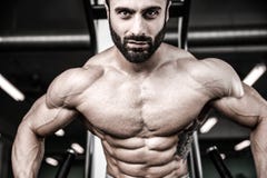 Кавказская сексуальная модель фитнеса в конце спортзала вверх по abs стоковая фотография rf Кавказская сексуальная модель фитнеса в конце спортзала вверх по abs стоковая фотография rf