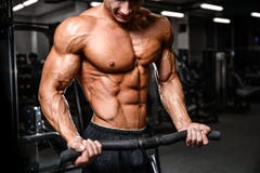 Кавказская сексуальная модель фитнеса в конце спортзала вверх по abs стоковые изображения rf Кавказская сексуальная модель фитнеса в конце спортзала вверх по abs стоковые изображения rf
