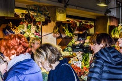 Кавказские женщины на рынке Rialto, рынок среднего возраста фермеров в Венеции, Италии стоковые изображения Кавказские женщины на рынке Rialto, рынок среднего возраста фермеров в Венеции, Италии стоковые изображения