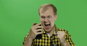 Кавказский человек используя смартфон и празднует делать да жест стоковая фотография Кавказский человек используя смартфон и празднует делать да жест стоковая фотография
