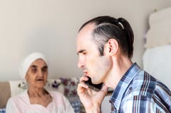 Кавказский человек с stubbly бородой говоря и получая плохую новость по телефону стоковое фото Кавказский человек с stubbly бородой говоря и получая плохую новость по телефону стоковое фото