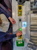 Кавказское женское положение оператора на рабочем месте собрания с сотрудническими роботом или cobot и увеличенной реальностью стоковые изображения Кавказское женское положение оператора на рабочем месте собрания с сотрудническими роботом или cobot и увеличенной реальностью стоковые изображения