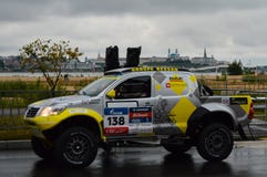 КАЗАНЬ, РОССИЯ - 9-ОЕ ИЮЛЯ 2016: Автомобили спорт перед началом первого специального этапа silk ралли 2016 пути, стоковые изображения rf КАЗАНЬ, РОССИЯ - 9-ОЕ ИЮЛЯ 2016: Автомобили спорт перед началом первого специального этапа silk ралли 2016 пути, стоковые изображения rf