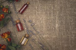 как обрабатывать perforatum микстуры hypericum нажатия эффективный травяной как раз альтернативный bamboo поднос спы микстуры дет стоковая фотография как обрабатывать perforatum микстуры hypericum нажатия эффективный травяной как раз альтернативный bamboo поднос спы микстуры дет стоковая фотография