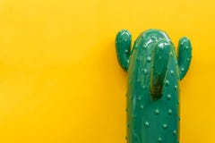 Кактус моды розовый покрашенный на желтой предпосылке стоковое фото Кактус моды розовый покрашенный на желтой предпосылке стоковое фото