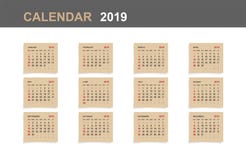 Календарь 2019 - комплект ежемесячного календаря на коричневой бумаге и белой деревянной предпосылке иллюстрация штока Календарь 2019 - комплект ежемесячного календаря на коричневой бумаге и белой деревянной предпосылке иллюстрация штока