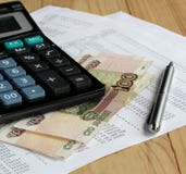 Калькулятор и русские деньги на листах бумаги с номерами Стоковые Изображения RF Калькулятор и русские деньги на листах бумаги с номерами Стоковые Изображения RF