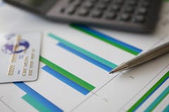 Калькулятор ручки и пластиковая дебетовая карта стоковое фото rf Калькулятор ручки и пластиковая дебетовая карта стоковое фото rf