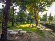 Каменная мебель в парке с деревом стоковые фото Каменная мебель в парке с деревом стоковые фото