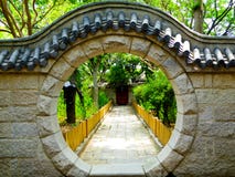 Каменные круглые двери на горе Laoshan в Qingdao стоковая фотография Каменные круглые двери на горе Laoshan в Qingdao стоковая фотография