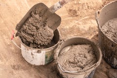 Каменщик замешивает цементный раствор для лить конкретный screed стоковое фото rf Каменщик замешивает цементный раствор для лить конкретный screed стоковое фото rf