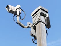 Камеры слежения контролируя движение шоссе на M25 в Хартфордшире стоковые изображения rf Камеры слежения контролируя движение шоссе на M25 в Хартфордшире стоковые изображения rf