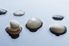Камешки в воде стоковые изображения rf Камешки в воде стоковые изображения rf