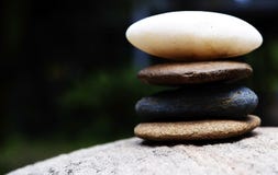 Камни возвышаются как дзэн на большом камне стоковые фото Камни возвышаются как дзэн на большом камне стоковые фото