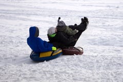 Каникулы зимы: люди sledding на трубопроводе снега стоковые изображения rf Каникулы зимы: люди sledding на трубопроводе снега стоковые изображения rf