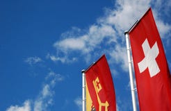 Кантон швейцарца и Женевы сигнализирует в солнечном небе стоковое фото Кантон швейцарца и Женевы сигнализирует в солнечном небе стоковое фото