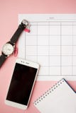 Канцелярские принадлежности, белый смартфон, стекла, ручка, бумажник, дозор, календарь, тетрадь r стоковая фотография rf Канцелярские принадлежности, белый смартфон, стекла, ручка, бумажник, дозор, календарь, тетрадь r стоковая фотография rf
