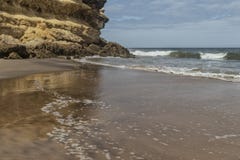 Каньон на пляже пустыни Namibe с волнами моря anisette вышесказанного Namibe стоковые фото Каньон на пляже пустыни Namibe с волнами моря anisette вышесказанного Namibe стоковые фото