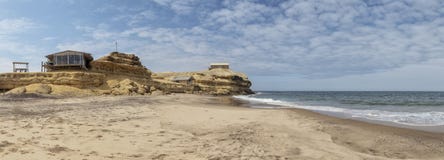 Каньон на пляже пустыни Namibe С деревянными домами и крылечком вышесказанного anisette стоковые изображения Каньон на пляже пустыни Namibe С деревянными домами и крылечком вышесказанного anisette стоковые изображения