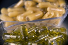 Капсулы извлечения конопли настояли с marij обломка и cbd стоковые изображения rf Капсулы извлечения конопли настояли с marij обломка и cbd стоковые изображения rf
