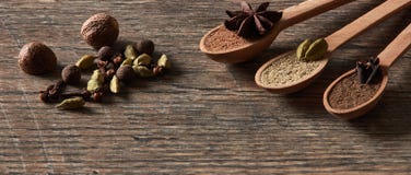Кардамон, гвоздики, мускат, анисовка звезды, allspice Разные виды стоковое фото rf Кардамон, гвоздики, мускат, анисовка звезды, allspice Разные виды стоковое фото rf