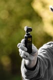 Карман DJI Osmo будучи придержанным в киносъемке руки стоковая фотография Карман DJI Osmo будучи придержанным в киносъемке руки стоковая фотография