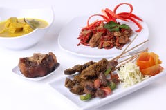 Карри masala рыб oxtail Satay и пошевелить еду Индонезии грибов картофеля фри на белой плите стоковые изображения rf Карри masala рыб oxtail Satay и пошевелить еду Индонезии грибов картофеля фри на белой плите стоковые изображения rf
