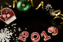 Карта Нового Года на 2019 с пестроткаными звездами, лента черного пряника предпосылки красные золота, красный mitten стоковая фотография Карта Нового Года на 2019 с пестроткаными звездами, лента черного пряника предпосылки красные золота, красный mitten стоковая фотография